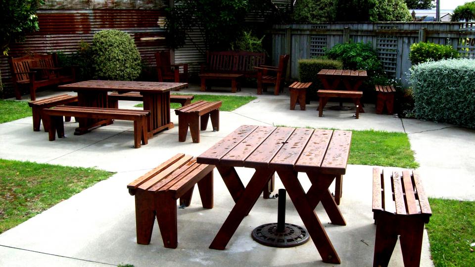 bbq_table_and_4_stools2.jpg